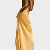 Lucra - Maxi Kleid mit Rippdetails, Trägern und Offenem Rücken