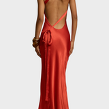 Lucra - Maxi Kleid mit Rippdetails, Trägern und Offenem Rücken