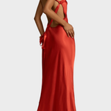 Lucra - Maxi Kleid mit Rippdetails, Trägern und Offenem Rücken