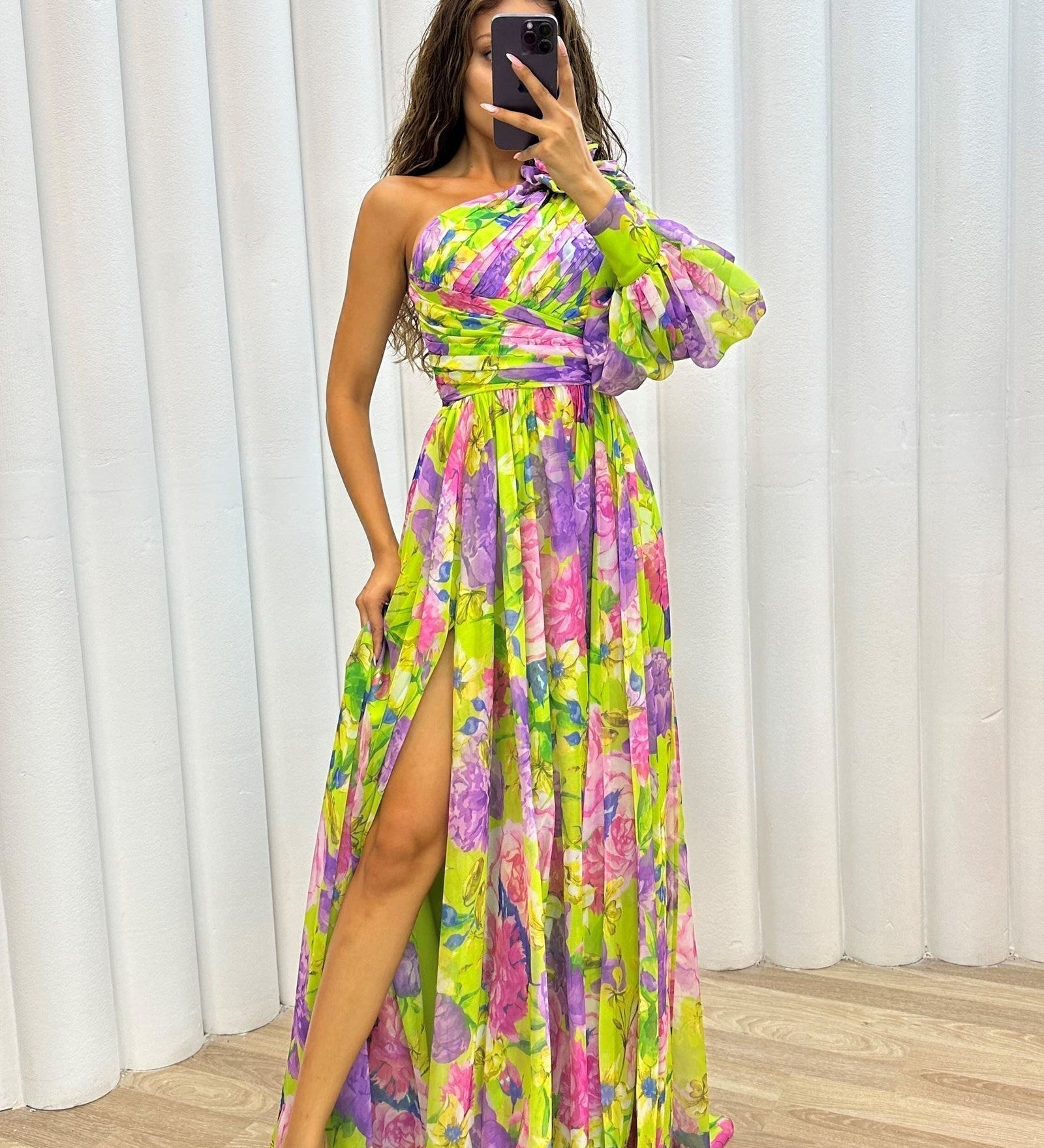 Whitney | Elegantne ja voolav õlavarre kleit suvepidudeks