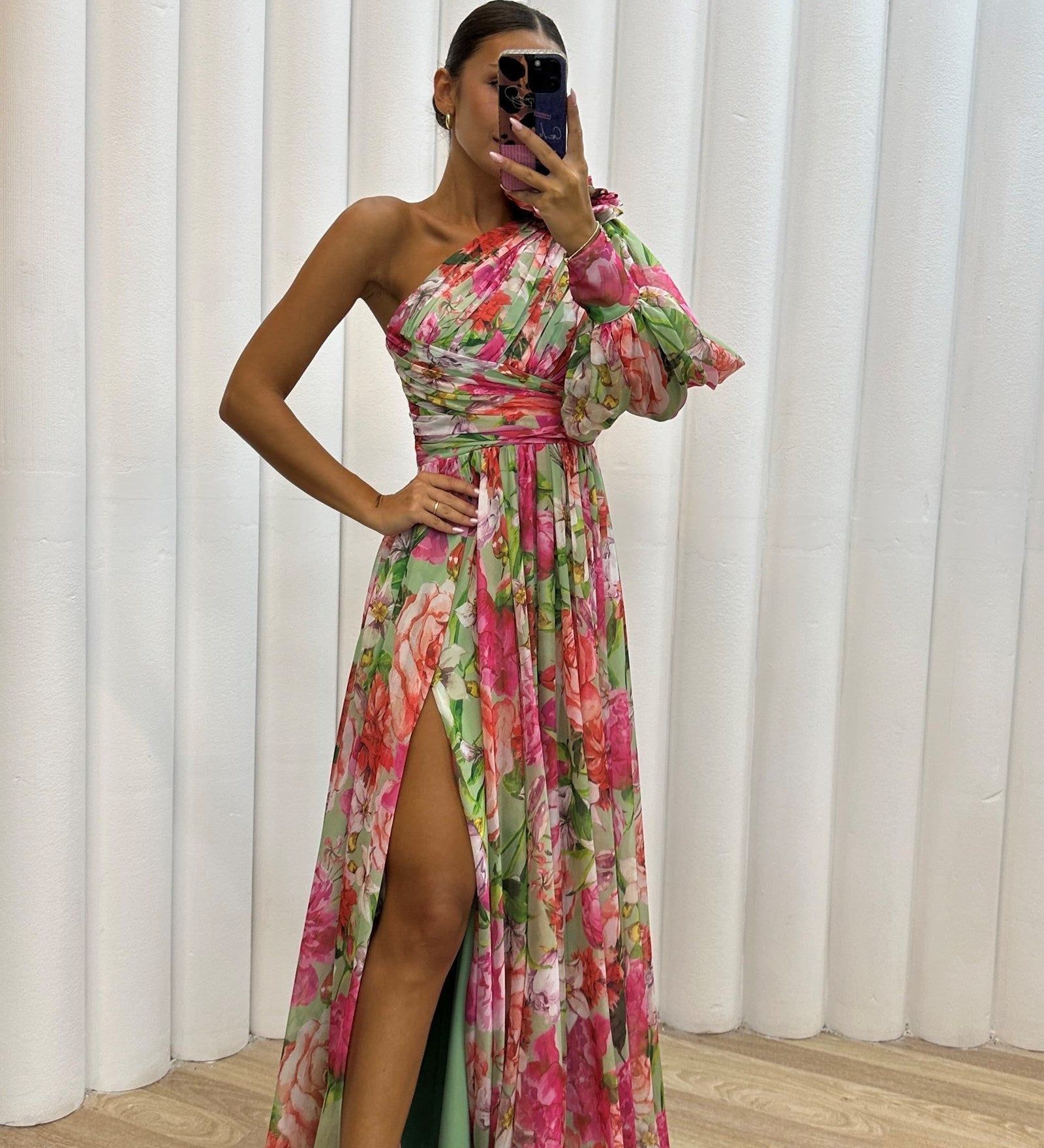 Whitney | Elegantne ja voolav õlavarre kleit suvepidudeks