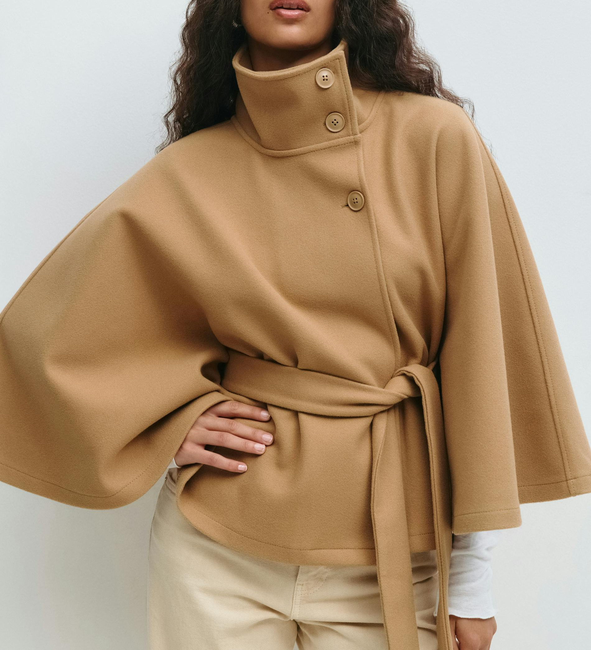 Lusana – Elegantne vööga mantel